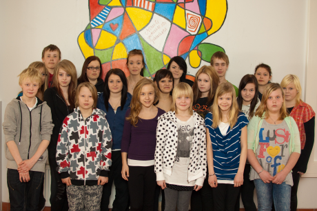 Oppilaskunta 2011 kuvattuna koulun sisääntuloaulassa. Kuva Ville Elomaa. Toimiva, vuosittain valittava oppilaskunta on osa viihtyisää ja turvallista koulua.