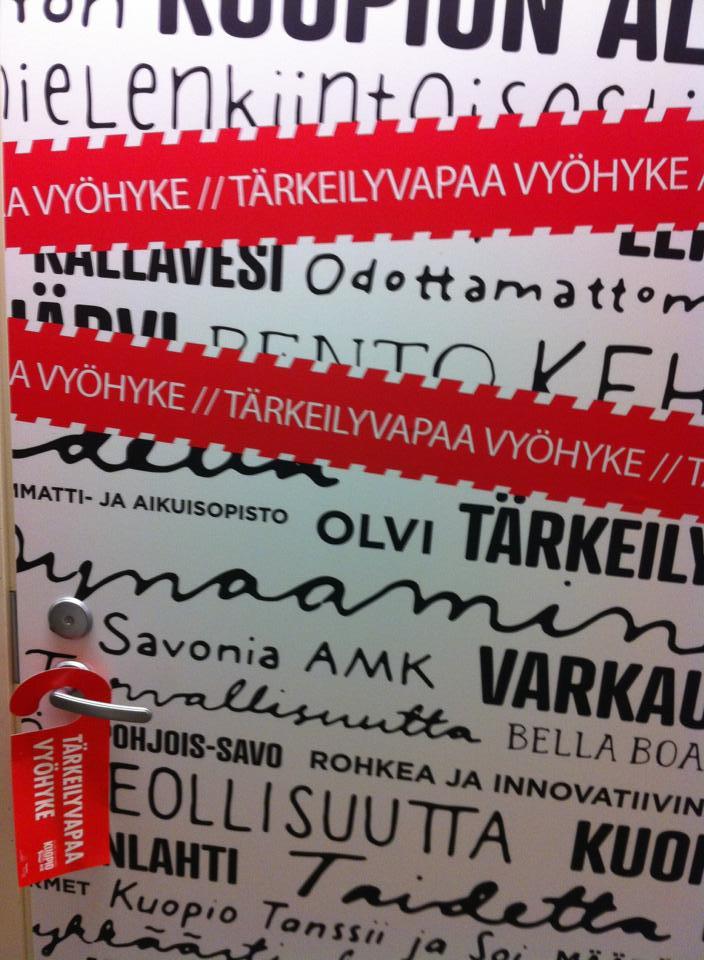 KOHTAAMISPISTEET: TÄRKEILYVAPAA AITIO NRO 2 TRUST KAPITAL -AREENALLA - Tärkeilyvapaan vyöhykkeen solmioparkki - Syyskuusta 2013 - kesäkuuhun 2014 - Alueen ykkösbrändit esillä.