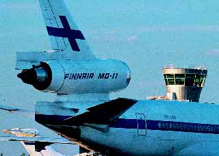 97/98 Helsinki-Vantaan lentoaseman rahtiterminaali on maraskuussa 1997 valmistuneen laajennuksen jälkeen Pohjoismaiden suurin lentorahtiterminaali.