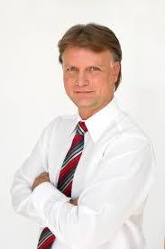 Markkinatutkimuksen kehitysaskeleita 1960 WHAT Quantitative research 1970 WHY Qualitative research 1980 WHO Segmentation 1990