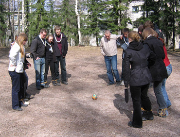 Partiolaiset Polkuantura 1/2005 28 Ensimmäinen rasti oli susiveikkojen rituaalipaikka Vantaanjoen varrella.