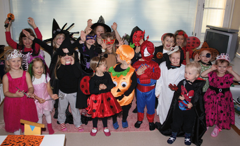 13 Kaanaan lastentarhan Myyrät-ryhmässä juhlittiin halloweenia herkkujen, tanssin ja naamiaisten merkeissä.