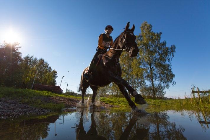 3-2-1, Ratsasta on Ronja ja Hyppe Salmen kirjoittama kirja kenttäratsastuksesta.