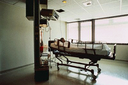 Sounds and noises 65 80 db noise levels common in hospitals, peaks 85 90 db, compared walking close to a busy motorway WHO recommends maximum 35 40 db in patient rooms and examination rooms noise