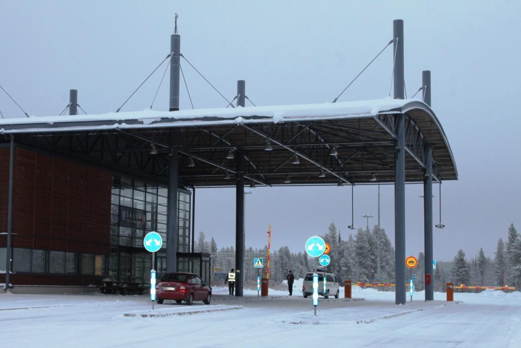 Kuva 1. Sallan kansainvälinen rajanylityspaikka. Viimeisen kahden vuoden aikana Sallan kansainvälisen rajanylityspaikan liikennemäärät ovat kasvaneet voimakkaasti (kuva 2).