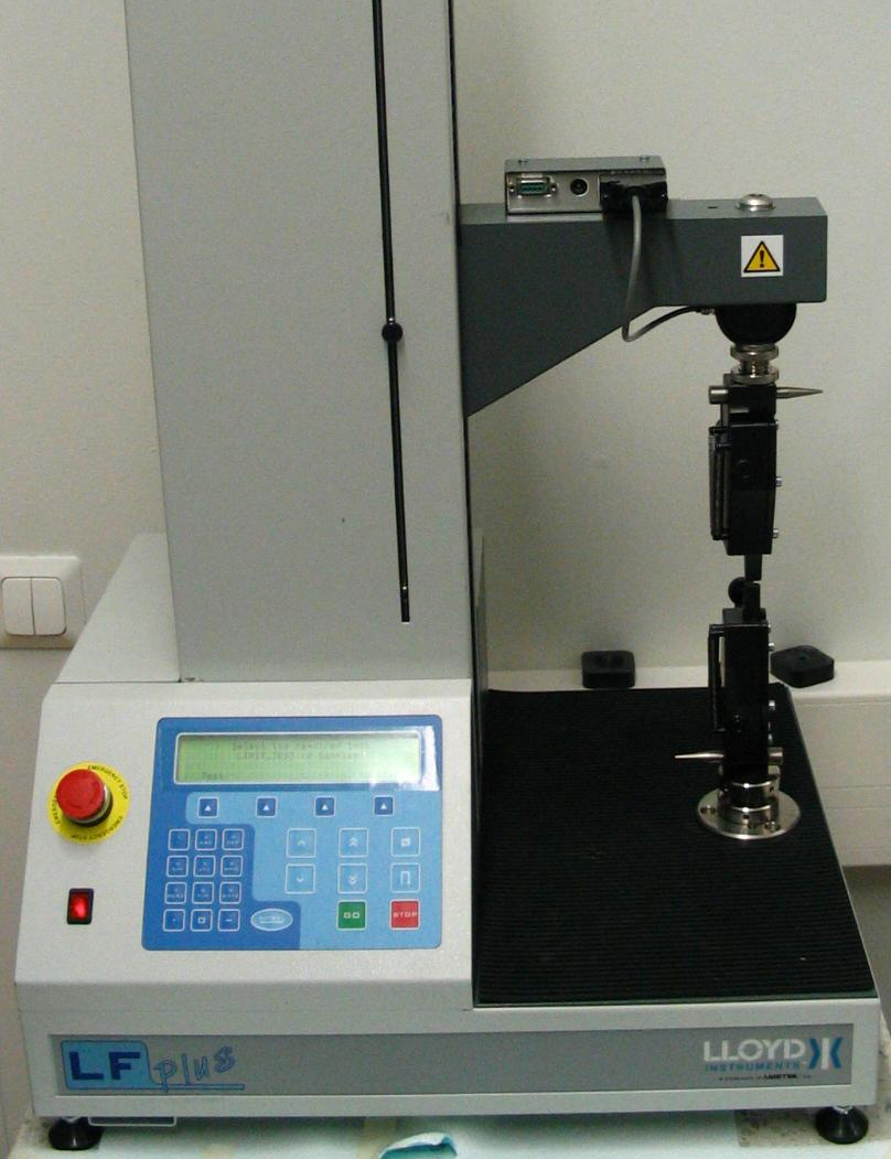 koestuslaitteella (Lloyd LFPlus, Lloyd Instruments Ltd, An Ametek Company, 12 Barnes Wallis Road, Fareham, UK) (kuva 5). Matlab-ohjelmistoa (Matlab 7.