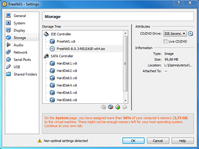 Kuva 12. Virtuaalikoneet. Windows 7-työasemat ovat tässä työssä varsin pienessä osassa ja sen verran yksinkertaisia asentaa, että niiden asennuksien esittelyt on rajattu tästä työstä pois. 3.2.1 FreeNAS-palvelimen asennus Virtuaaliympäristöä käytettäessä asennus aloitettiin valitsemalla Free- NAS-palvelimen asennustiedosto virtuaalisen CD-aseman kohteeksi.