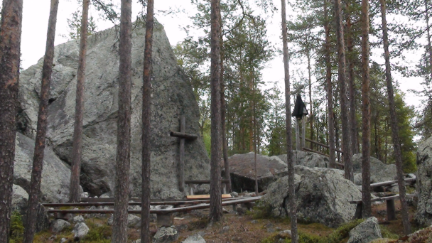 S O M O S E N K IR K K O Oikaraisen kylän aarteistoon kuuluu kivikautinen kivenjärkäle Somosen kirkko, joka sijaitsee Permantokosken tien varrella noin 1,7 km Kuusamon tieltä.