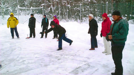 Uutena lajina talvipäivillä oli jääkolkka eli alppicurling. Kari Vähäuski ja järjestelyistä vastannut Jyrki Makkonen tarkastelevat pelitilannetta.