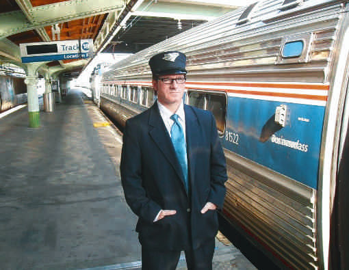 Matkalainen Amtrakilla New Yor Amtrakin juna 141 Washingtoniin alkaa olla lähtövalmis New Yorkista. Konduktööri Kevin ottaa vielä rennosti.
