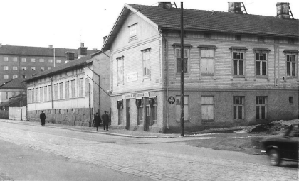 Itäisenkadun ja Yrjönkadun kulmassa oli Kalen lapsuudenkoti.tupu asui kadun vastapäisessä puutalossa.kuva on otettu vuonna 1966, vain vähän ennen rakennusten purkamista.