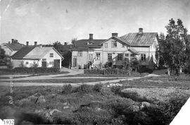 Tuomen talo vuoden 1932 asussaan. Tuomi (1919 1995) vaimonsa Karin (Kaisu) Tuomen (1920 2003) kanssa.