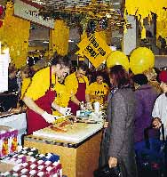 Tavaratalojen ryhmä Tallinnan tavaratalossa järjestettiin lokakuussa ensimmäiset Hullut Päivät suurella menestyksellä. Hullud Päevad toivat keltaiset kassit Tallinnan katukuvaan.