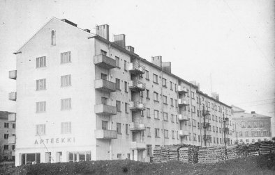 Martinmäen ainoa funkisvaikutteinen kerrostalo As Oy Urhonlinna 70 vuotias Ennen talvisotaa, syyskuussa 1939 valmistui Martinmäessä osoitteessa Stålarminkatu 3 ark kitehti Albert Richardtsonin