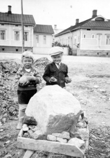 Veijo ja Yrjö rakennusmiehinä Martinlinnan työmaalla noin v. 1946. Kuva Y. Roine. jollainen se vielä tänäänkin on.