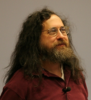 Avoimen lähdekoodin historia 1970-luvulla yleistyi ohjelmien jakaminen binäärimuodossa. MIT:n tekoälylaboratorion Richard Stallman alkoi puolustaa vapautta. Vuonna 1983 kokopäiväiseksi GNU-projektiin.