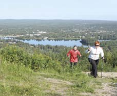 AVANNELEIKATTUJEN JA HEIDÄN LÄHEISTENSÄ SOPEUTUMISVALMENNUS- KURSSI ROVANIEMELLÄ 6.6. 9.6.2013 Halaus merkitsee paljon! Päivän voit aloittaa vapaaehtoisella aamulenkillä upeissa Ounasvaaran rinteissä.