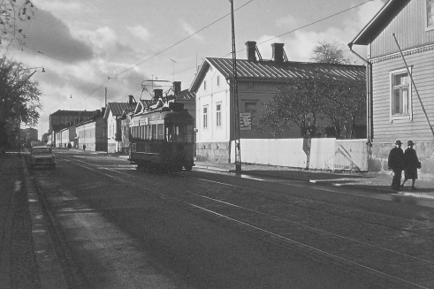 Turkulaista joukkoliikennettä 1960-luvun alussa Itäiselläkadulla (kuva S. Franssila) jotka välttelevät Itäisenkadun liikennevaloja.