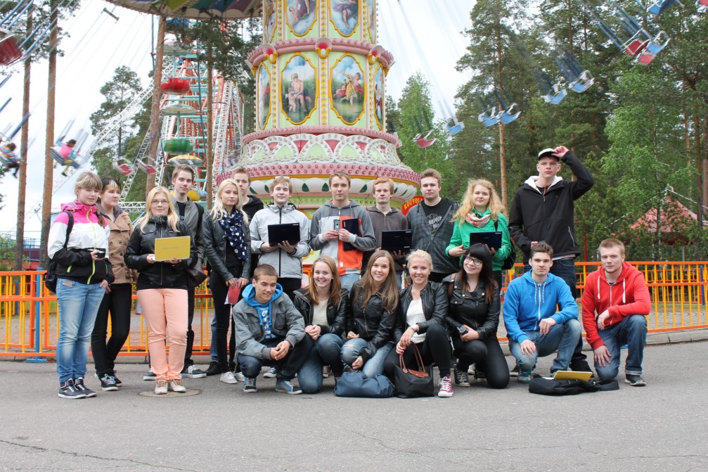 FYSIIKKA Huvipuistossa jahdattiin G-voimia 24.5.2013 Tykkimäen huvipuistossa Kouvolassa jahdattiin G-voimia. Syynä moiseen tempaukseen oli lukiossamme vuosittain järjestettävä fysiikan työkurssi.