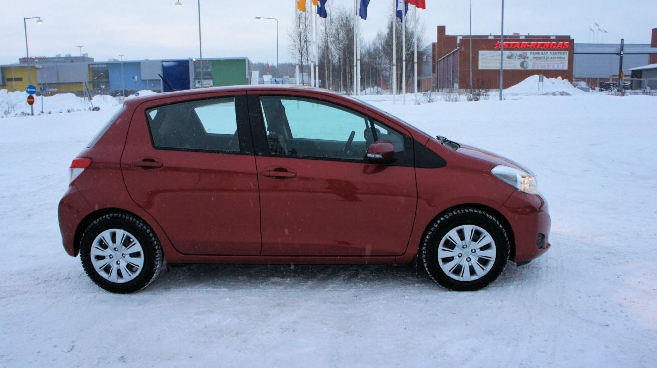 Varsinkin taskuparkkeeraustilanteessa pitää olla tarkka ja pelata vaikka käsijarrun kanssa. Hieman liian hötkelö pakittaessa minun makuuni. Ehkä siihenkin tottuu ajan kanssa, ken tällaisen omistaa.