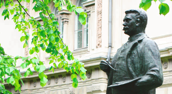 Albert Edelfeltiä esittävän patsaan "bongaa" Ateneumin pihalta. kista ja asiakkaatkin kyselevät kaikenlaista Helsinkiin ja menopaikkakuntaan liittyen.