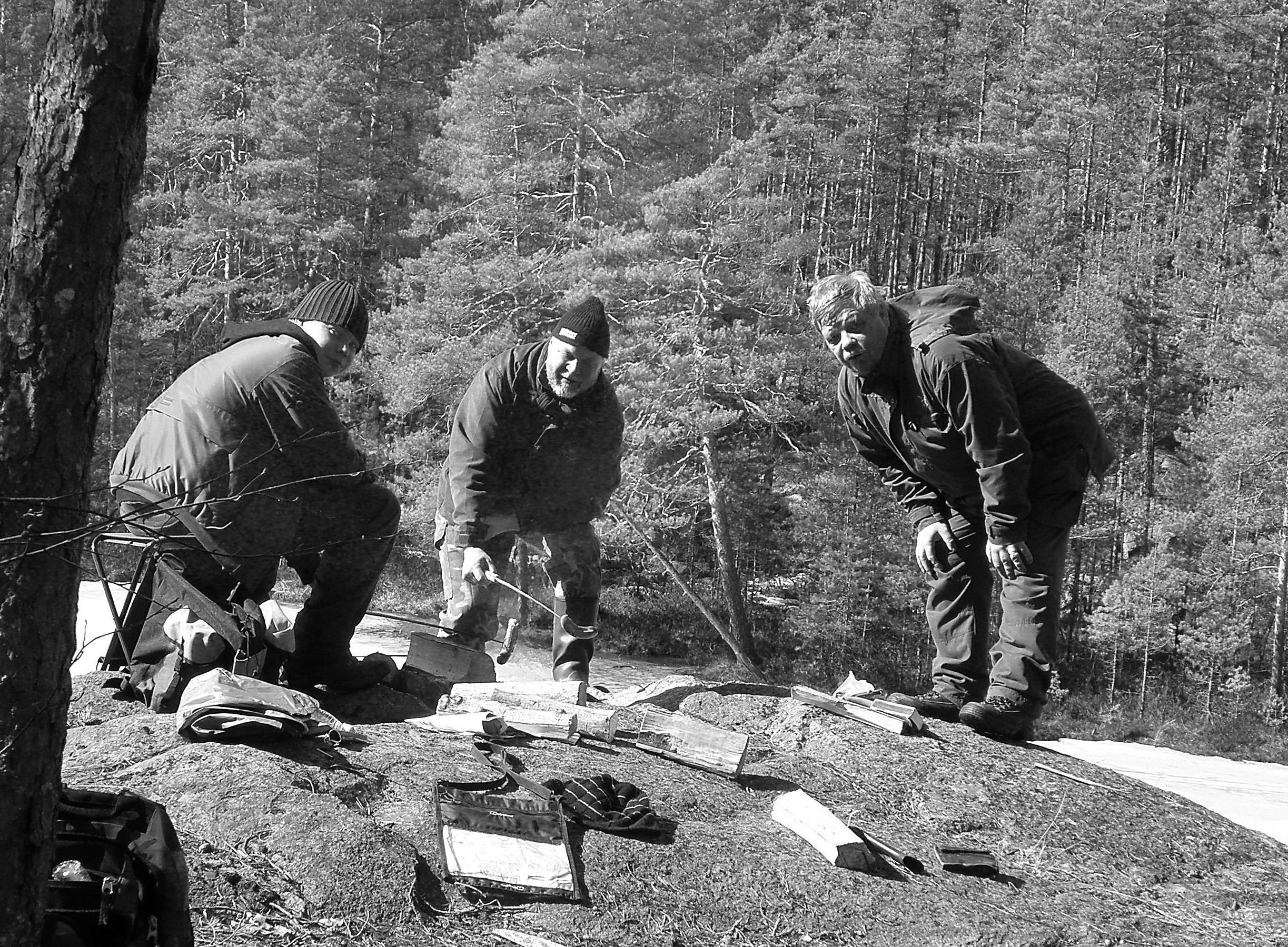 PATIKKASAKIN TERVEISET Teksti Timo Kitunen Kevään toisella patikkamatkalla matkamme suuntautui Haukkalammen luontotuvalta