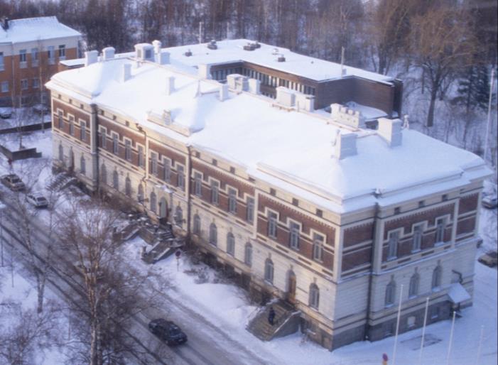 % Ministeriöt ja erityiskiinteistöt 16 % Puolustus ja