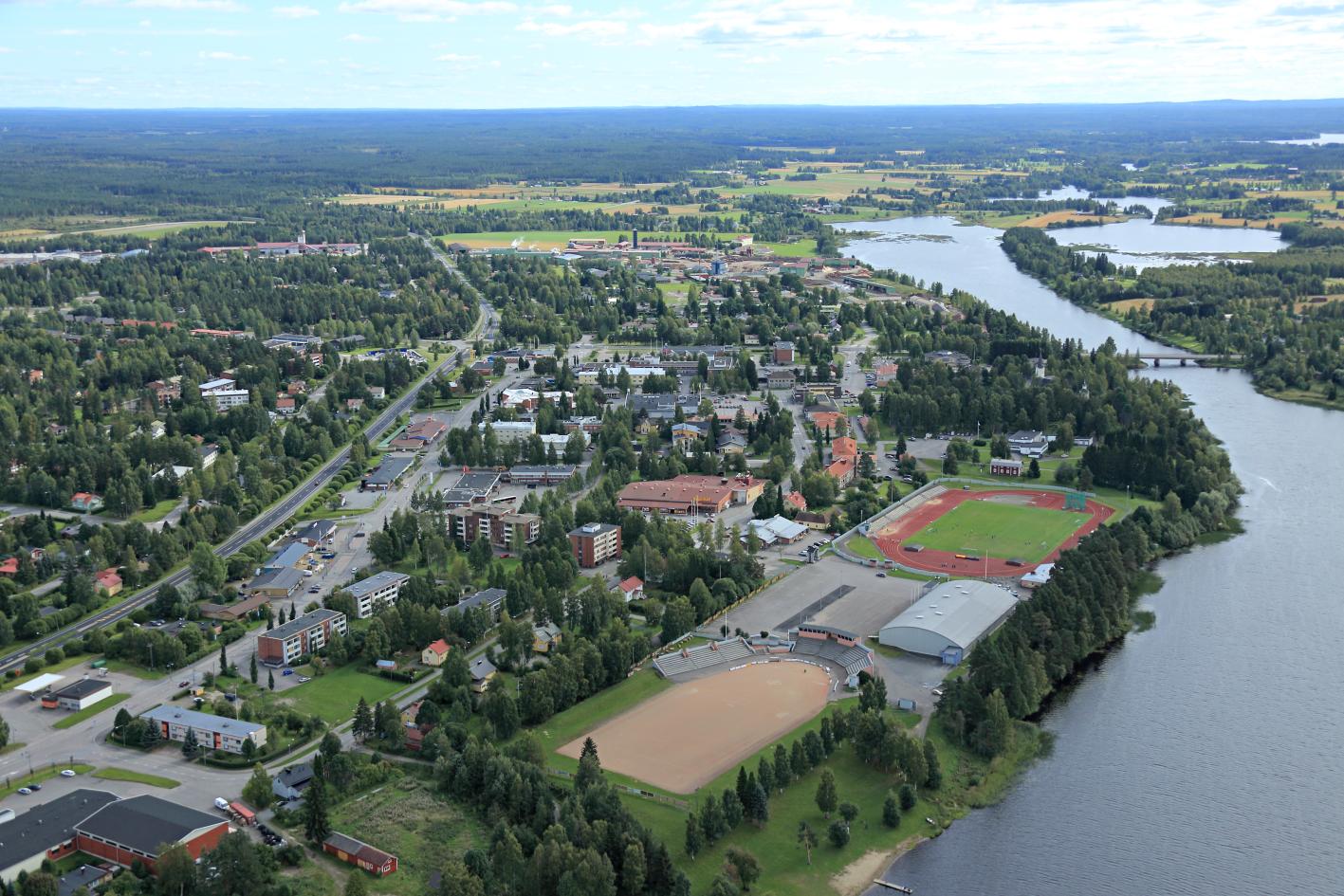 HAAPAJÄRVEN KAUPUNKI KAAVOITUSKATSAUS 2015 Ilmakuvanäkymä keskustasta Kaavoituskatsaus on maankäyttö- ja rakennuslain 7 :n mukainen vuosittainen selvitys kunnassa meneillään olevista ja vireille