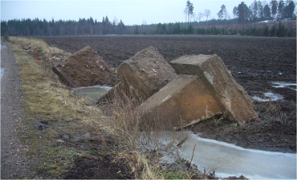 106 400 + 110 kv voimajohto Forssa Lieto 10 RAKENTAMISEN AIKAISET VAIKUTUKSET Rakennustöiden ensimmäinen vaihe eli perustusvaihe käsittää maanrakennustöitä, kuten maankaivua ja tarvittaessa