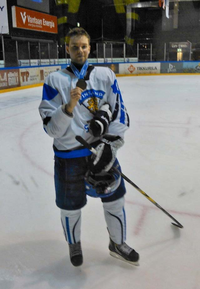 Ljk:n riveissä maailmanmestari Muistatko? Victor Lindfors on entinen ja vähän nykyinenkin Loviisalainen jääkiekkoilija, joka esiintyi Deaf Lions eli kuurojen maajoukkepaidassa ensimmäistä kertaa 30.9.