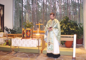 TURKU Ja me säikähdettiin niin Isä Petri Korhonen on toimittamassa liturgiaa Kauttuan seurakuntatalossa lauantaina 15.11.