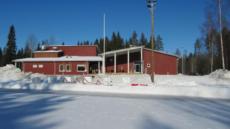 Koulumme piha-alue on kunnostettu ja se näyttää varsin viihtyisältä. Leikkitelineet, kuntoilupaikat ja uusittu kenttä odottavat käyttäjiään.