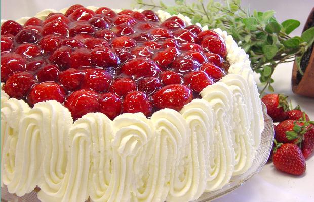 19 Catering-alan tuotteet: kahvikakut täytekakut suolaiset ja makeat leivonnaiset sekä piirakat pikkuleivät sesonkileivonnaiset, kuten