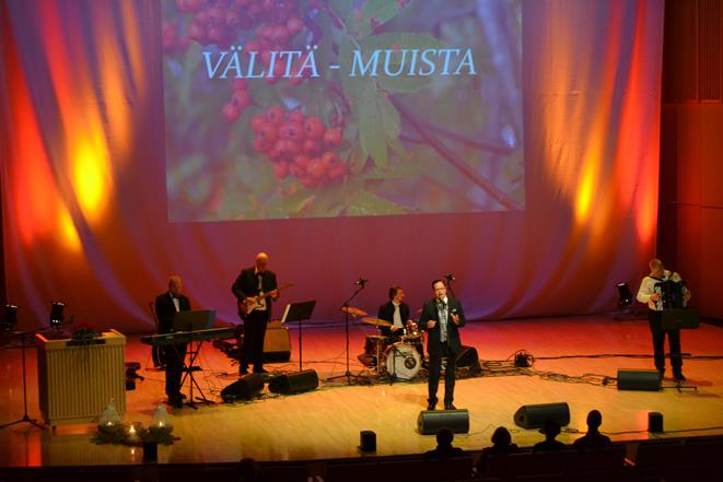 TOIMINTAKERTOMUS 2014 HELMIKUU Helmeilevät hanget, valkeat puut, saisko aurinko hymyyn jo kulkijain suut. Kirpeää pakkasta, tuulta ja tuiskua, aika kohta on heiluttaa keväälle huiskua.