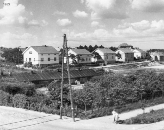 Purokatua vuonna 1953 Toivolankadun ja Kunnallissairaalantien kulmasta kuvattuna. Etualalla vanha kanalarakennus omenapuutarhoineen oli silloin vielä olemassa.