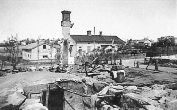Pommitettua Pajamäkeä. Etualalla kellarin jäännökset kellarista, jossa seitsemän ihmistä kuoli kohtalokkaan pommi-iskun jälkeen. Kuva S. Aantaan kokoelmista.