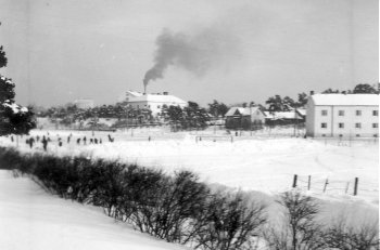 Luistelijoita Purokadun kentällä talvella 1953. Taustalla näkyy kunnallissairaalan rakennuksia sekä pieni puutalo, jossa asui Nurmi-niminen mies, joka keräsi laskia lähiseudun talosta.