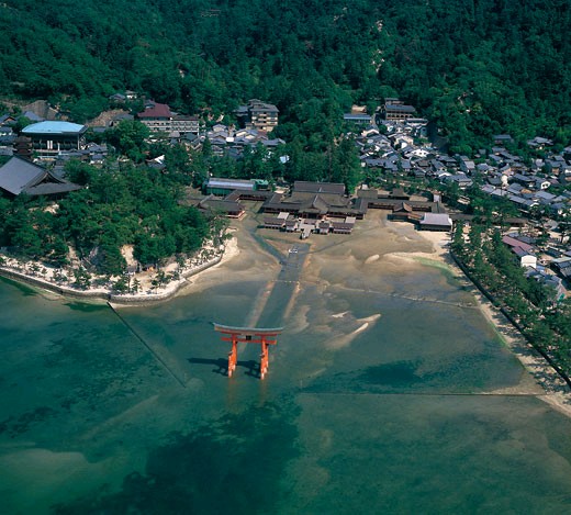 Maailmanperintökohteet Aasiassa 4. Itsukushima -Itsukushiman pyhäkkö on sintolainen pyhäkkö Miyajiman saarella Hiroshiman prefektuurissa Japanissa.