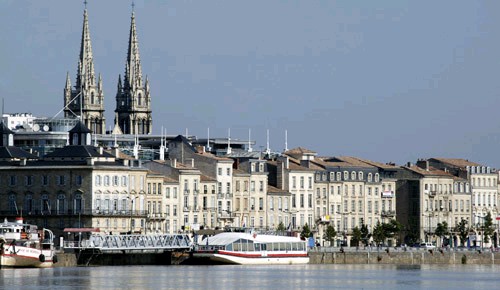 Maailmanperintökohteet Euroopassa 2. Bordeaux Bordeaux -Bordeaux on satamakaupunki Ranskan lounaisrannikolla. -Bordeaux tunnetaan hyvin sitä ympäröivän viininkasvatusalueen tuottamasta viinistä.