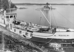 Merihelmi huvialusaikanaan jossain Turun saaristossa. Kuva aluksen lokikirjan välistä. koko ajan lähes samassa laituripaikassa missä se on nykyäänkin.