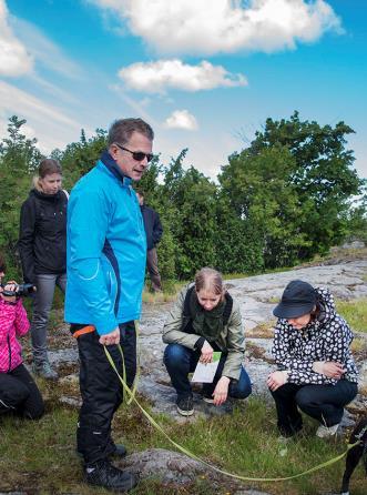 Luonnonkukkien päivänä lumouduttiin kasveista Kesäkuun toisena sunnuntaina 15.6.2014 järjestettiin 98 kasviretkeä ympäri maata, joihin osallistui 1 700 retkeläistä.