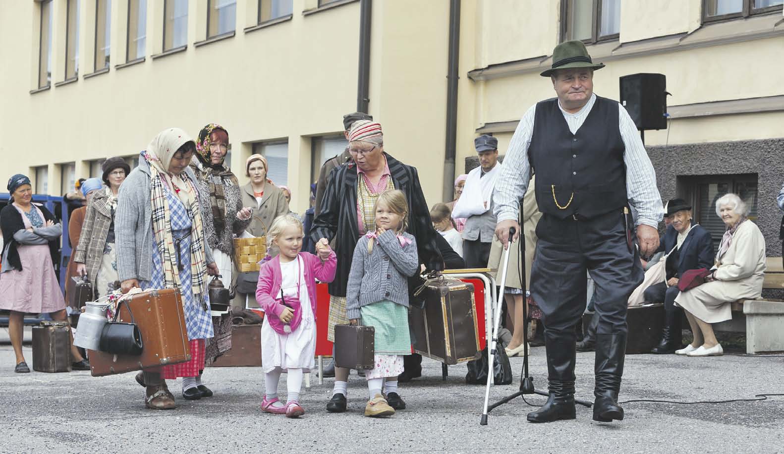 Elo-syyskuu 2014 65. vuosikerta nro 8-9 Historia eläväksi evakkovaelluksella Isontuvan isäntä korjaa evakkoperheen talteen.