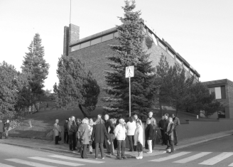 Manrtinrantaseuralaisia kokoontuneina mormoniseurakuntatalon edustalle lokakuun retkellä. tukseen aiheutti omat kiemuransa.