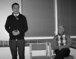 Vanhin Aleksi Peltola, vas., ja seurakunnan entinen piispa Raimo Merenluoto esittelivät seurakunnan toimintaa.