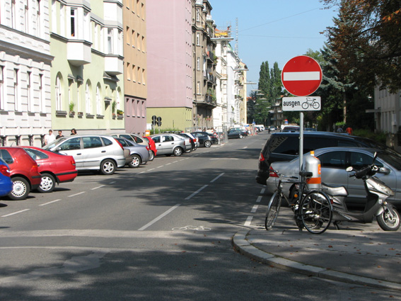 20. Yksisuuntaista katua vastavirtaan Yleiseen eurooppalaiseen tapaan yksisuuntaiset autotiet oli yleensä tehty pyöräilijöille kaksisuuntaisiksi liikennemerkein ja maalauksin.