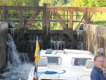 Ka n a va ven ei l yä Ra n ska ssa Viime syksyllä purjehduskauden päätteeksi kuuden hengen joukkomme vuokrasi 1 2 metrisen kanavaveneen ja vietti viikon Canal du Nivernaisella 72 sulkua, 3 tunnelia,