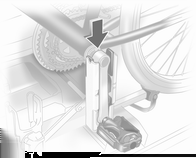 Säilytys 61 Paina kiinnityshihnan vapautusvipua ja irrota kiinnityshihna. Polkupyörän valmistelu kiinnitystä varten Taemman polkupyörän etupyörän on oltava oikealla.
