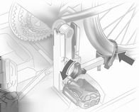 Säilytys 63 Jos polkupyörät ovat toistensa tiellä, niiden kulmaa voidaan muuttaa säätämällä pyöräkiinnikkeitä tai poljintelineen kiertokahvaa, kunnes ne eivät enää kosketa toisiaan.