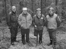 Hirvenkaatomuistomerkki 3 Sunnuntaina 14.10. pystytettiin muistokivi Saukkolan Hirvimiesten ensimmäiselle kaadolle. Syksyllä 1977 aloitti metsästyksen Oiva Lahtisen ja Kaarlo Ahosen hirviseurue.