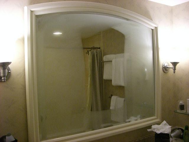 2. NÄKYMÄTÖN KIRJOITUS Pitkän ja kuuman suihkussa käynnin jälkeen pesuhuoneen peili on usein ikävästi huurussa.